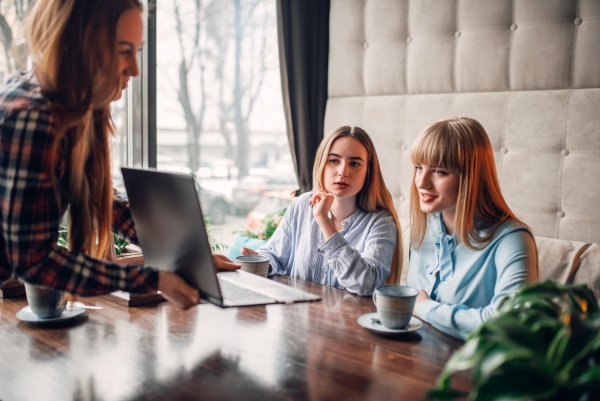 business-presentation-on-laptop-in-cafe-marketing-DHRCSTJ-min
