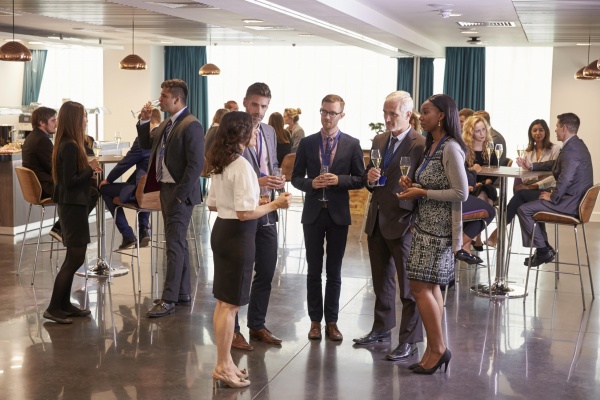 delegates-networking-at-conference-drinks-receptio-PWTVTW9-min