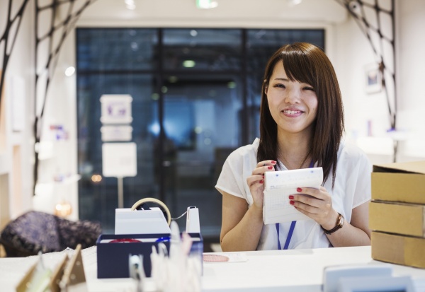 saleswoman-in-a-shop-selling-edo-kiriko-cut-glass--SGF997G-min