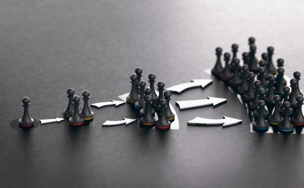 influencer-marketing-concept-of-information-and-in-R5PNKAE-min