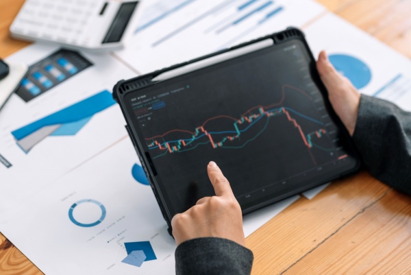 businesspeople-using-tablet-analyzing-internal-sto-2023-04-06-18-21-13-utc-fotor-2023061313445