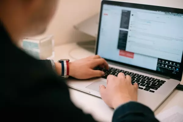 computer-work-6AAGR3Q-min