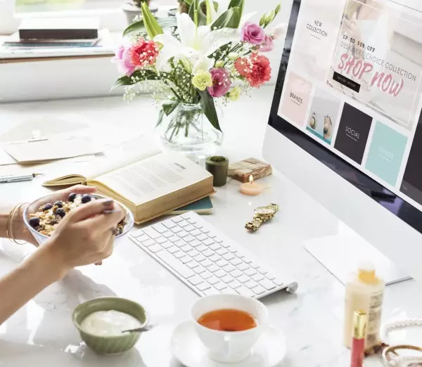 online-shopping-sales-discount-concept-5KXPREF-min