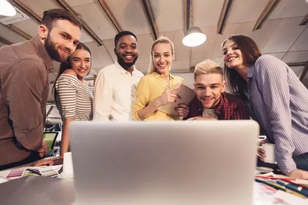 smm-specialists-discussing-new-product-marketing-p-8JUK7PD-min