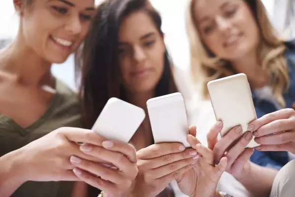 social-networking-make-life-more-interesting-PYN5MZU-min