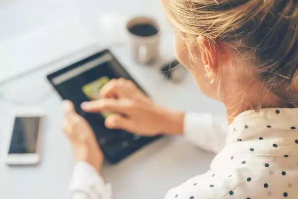 a-female-blogger-uses-a-touchscreen-to-search-for--WTTJUHU-min