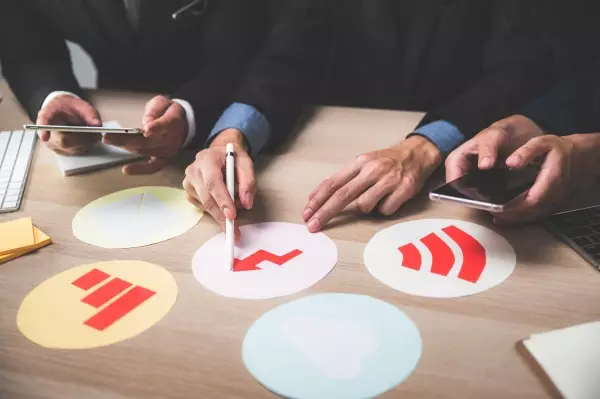 business-teamwork-concept-marketing-strategy-brain-AANXV38-min