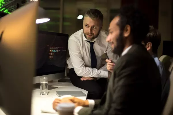 productive-discussion-of-software-developers-7P34JN2-min