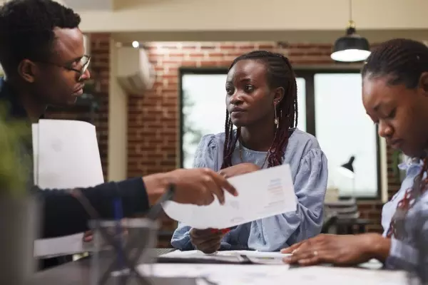 marketing-company-team-leader-briefing-coworkers-a-2022-03-31-18-24-37-utc