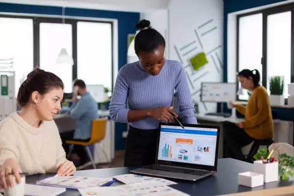 african-manager-of-startup-company-briefing-employ-2022-01-19-00-09-39-utc